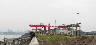 電子皮帶秤承重裝置的秤架結(jié)構(gòu)主要有雙杠桿多