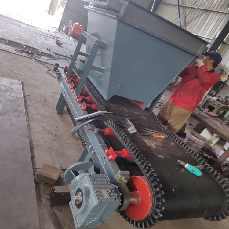 裙邊皮帶給料機帶大料斗